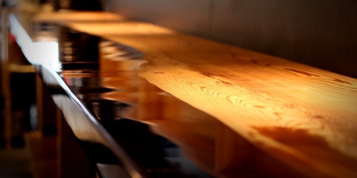 木のカウンター席 / Counter seating